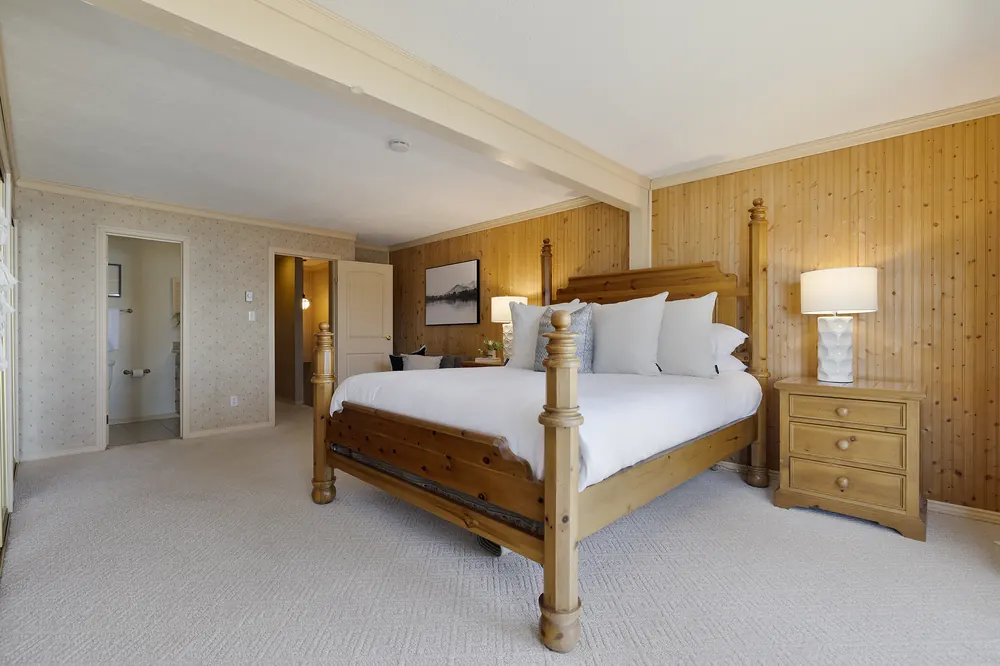 Primary suite with pine four-poster bed and ensuite bath